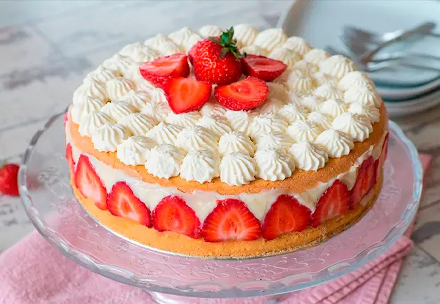 Tarta Fraisier clásica con fresas frescas y crema muselina, de Angela Moreno Repostería. Pasteles personalizados en Barcelona.