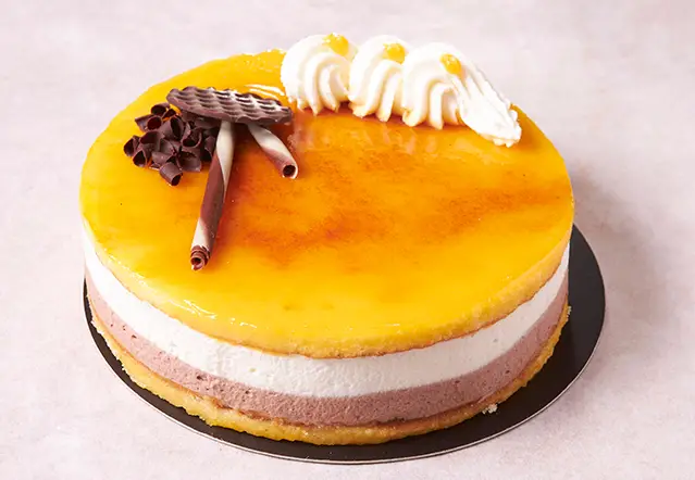 Tarta Massini clásica con trufa, nata y crema caramelizada, postre gourmet en Barcelona. Angela Moreno Repostería, pasteles personalizados en Barcelona.