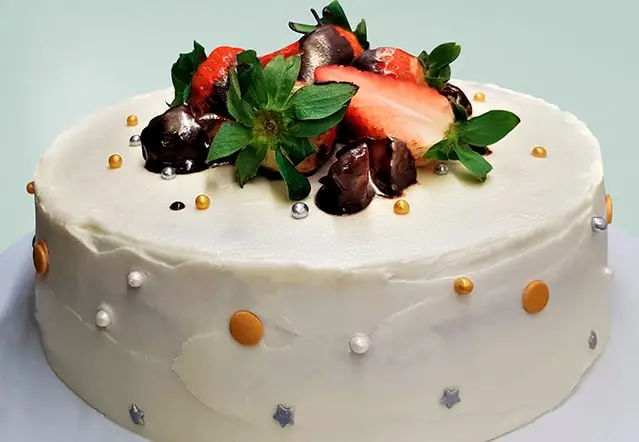 Tarta Tres Leches jugosa con relleno de frutas, la mejor en Barcelona. Angela Moreno Repostería, pasteles personalizados en Barcelona.