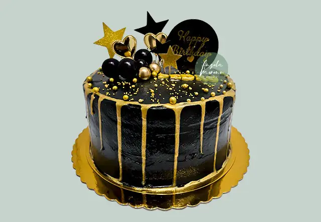 La Elegancia Redefinida: Pastel Negro y Dorado. Angela Moreno Repostería, pasteles personalizados en Barcelona. Tarta elegante negra y dorada, pastel de cumpleaños sofisticado Barcelona, tartas para adultos sin fondant, repostería de lujo Barcelona, Angela Moreno Repostería, pasteles personalizados en Barcelona.