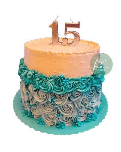 Pastel de quinceañera y Detalle rosetones pastel quinceañera, tarta azul y blanca Barcelona, pastel 15 años sin fondant, decoración elegante para tarta, Angela Moreno Repostería, pasteles personalizados en Barcelona.