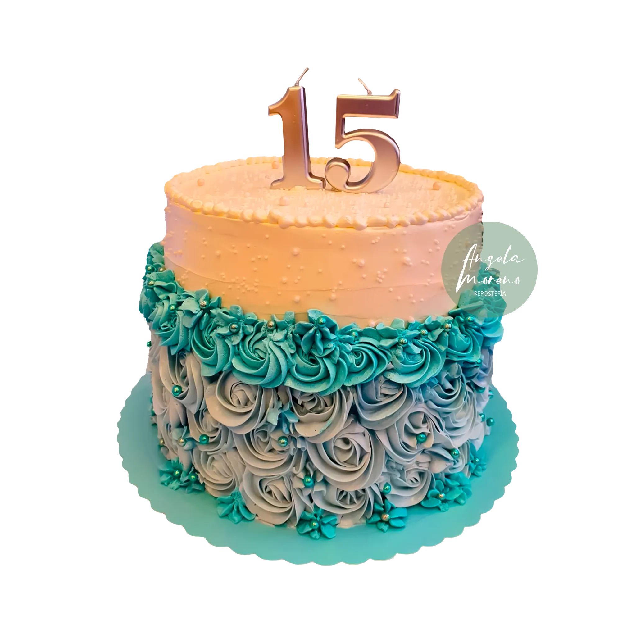 Pastel de quinceañera y Detalle rosetones pastel quinceañera, tarta azul y blanca Barcelona, pastel 15 años sin fondant, decoración elegante para tarta, Angela Moreno Repostería, pasteles personalizados en Barcelona.