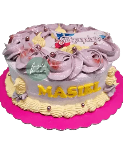 angela-moreno-reposteria-cafe-Barcelona_pastel-de-cumpleaños-amarilla-y-lila-con-topper-de-feliz-cumpleaños-bonita