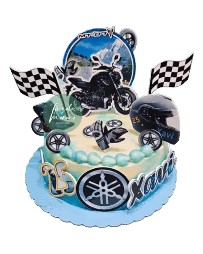 angela-moreno-reposteria-cafe-Barcelona_pastel-de-moto-yamaha-para-motero-motorista-accesorios-casco-guantes