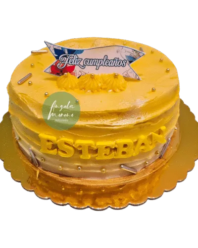 angela-moreno-reposteria-cafe-Barcelona_tarta-amarilla-con-nombre-personalizado-y-feliz-cumpleaos,-pastel-de-cumpleaños