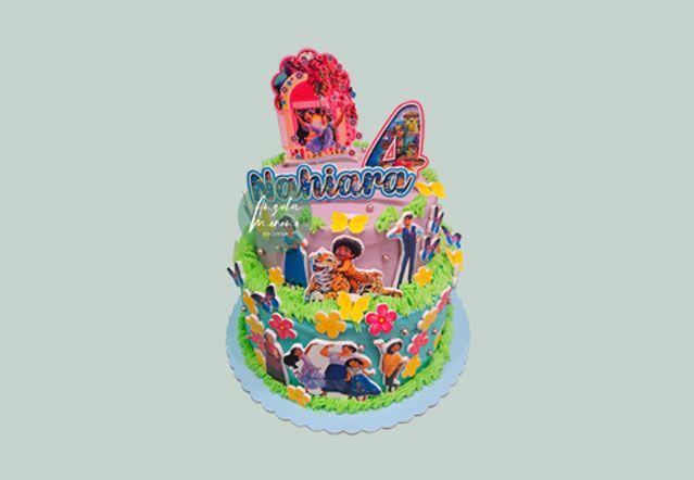 angela-moreno-reposteria-cafe-Barcelona_tarta-de-dos-pisos-encanto-disney-mirabel-luisa-isabella-personajes-