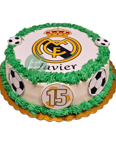 angela-moreno-reposteria-cafe-Barcelona_tarta-del-real-madrid-futbol,-escudo-grande-y-pelotas-de-futbol-