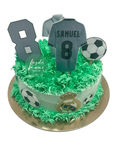 angela-moreno-reposteria-cafe-Barcelona_tarta-del-real-madrid-topper-de-pie,-camiseta-equipación-real-madrid