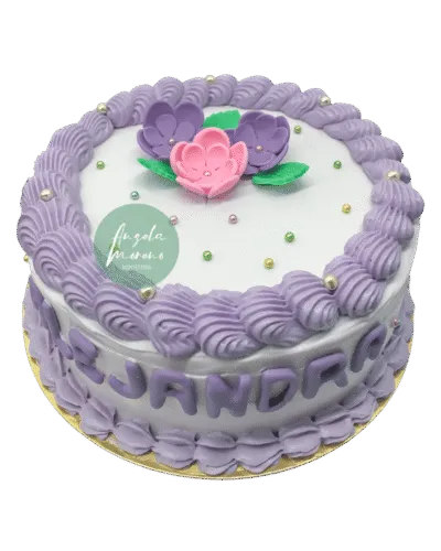 angela-moreno-reposteria-cafe-Barcelona_tarta-lila-y-blanca-con-flores-comestibles-de-fondant,-azucar,-delicada-dulce-deliciosa