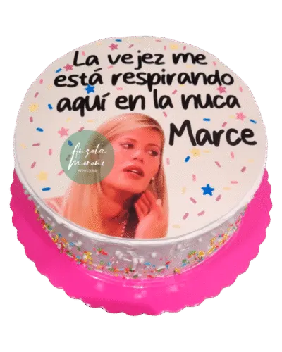 angela-moreno-reposteria-cafe-Barcelona_tarta-meme-oblea-meme-betty-la-fea-la-vez-me-está-soplando-en-la-nuca-marce-broma-divertida