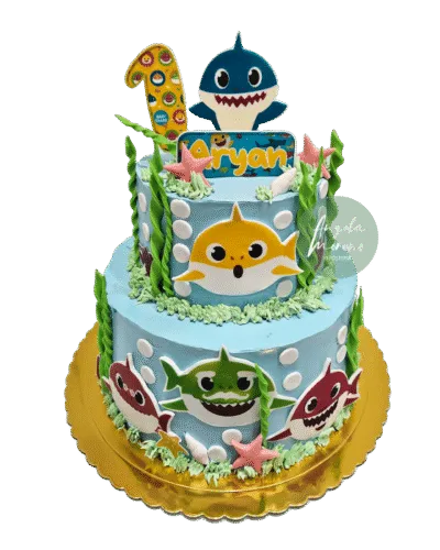Pastel dos pisos Baby Shark Barcelona, tarta cumpleaños infantil sin fondant, pasteles temáticos personajes, repostería creativa Barcelona, Angela Moreno Repostería, pasteles personalizados en Barcelona.