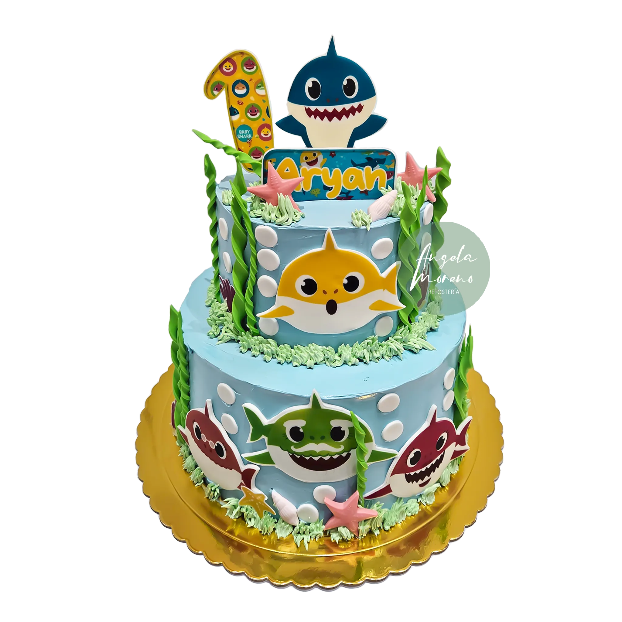 Pastel dos pisos Baby Shark Barcelona, tarta cumpleaños infantil sin fondant, pasteles temáticos personajes, repostería creativa Barcelona, Angela Moreno Repostería, pasteles personalizados en Barcelona.