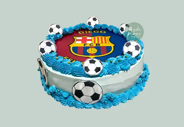 Detalle oblea escudo FC Barcelona comestible, pastel de fútbol personalizado, tarta de celebración Barça Barcelona, decoraciones comestibles sin fondant, Angela Moreno Repostería, pasteles personalizados en Barcelona.