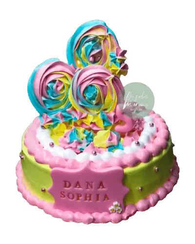 Pastel con piruletas de merengue Barcelona, tarta colorida sin fondant, pastel de cumpleaños infantil, repostería divertida Barcelona, Angela Moreno Repostería, pasteles personalizados en Barcelona.