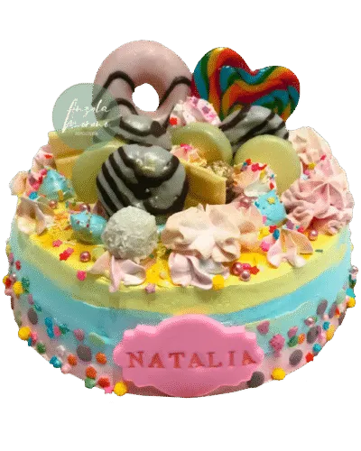 Pastel divertido con dulces Barcelona, tarta cumpleaños personalizada sin fondant, pastel amarillo y azul, repostería festiva Barcelona, Angela Moreno Repostería, pasteles personalizados en Barcelona.