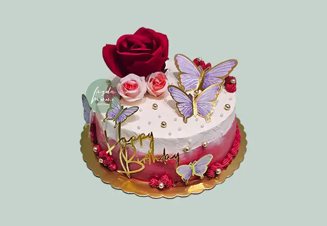tarta dos colores con mariposas, topper, nombre Detalle rosas pastel rojo, mariposas doradas comestibles, decoración elegante tarta Barcelona, pastel aniversario sin fondant, Angela Moreno Repostería, pasteles personalizados en Barcelona.