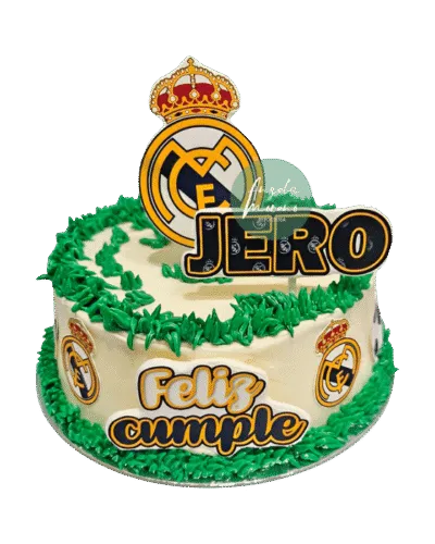 Tarta con escudo Real Madrid comestible, pastel de fútbol personalizado, tarta de celebración deportiva Barcelona, decoraciones comestibles sin fondant, Angela Moreno Repostería, pasteles personalizados en Barcelona.