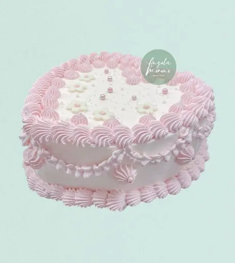 tarta forma corazón color rosa y blanca sencilla para regalar. angela moreno reposteria cafe barcelona, pasteles personalizados 