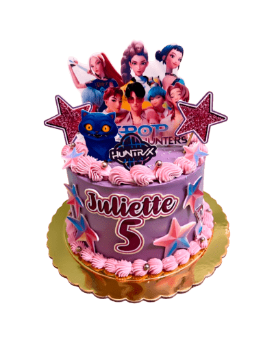 arta personalizada morada de KPop Demon Hunters con las Huntrix, los chicos protagonistas, el gato, la paloma, estrellas y el logo en Barcelona